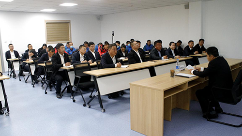 公司黨委副書記、工會(huì)主席紀(jì)景臣為景區(qū)運(yùn)營(yíng)一線黨員、積極分子講黨課